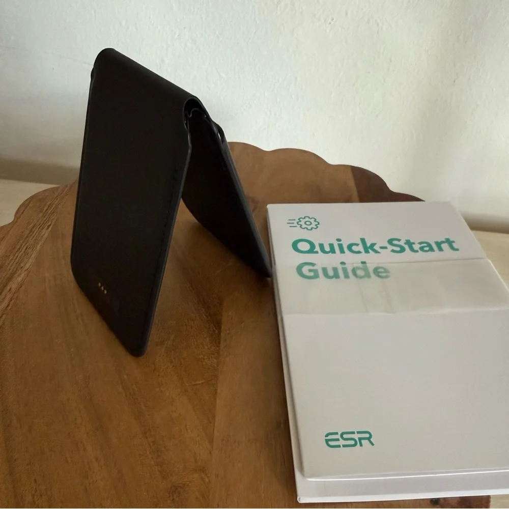 Halo lock Geo Wallet Stand and Card Holder